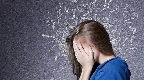 La ansiedad aparece como una señal de que algo nos está molestando. Puede manifestarse a través de preocupaciones, miedo y tensión en el cuerpo. Entender que la ansiedad es una respuesta a conflictos internos no resueltos es el primer paso para empezar a controlarla. Aceptar que estos sentimientos provienen de dentro de nosotros mismos nos permite empezar a trabajar en ellos.